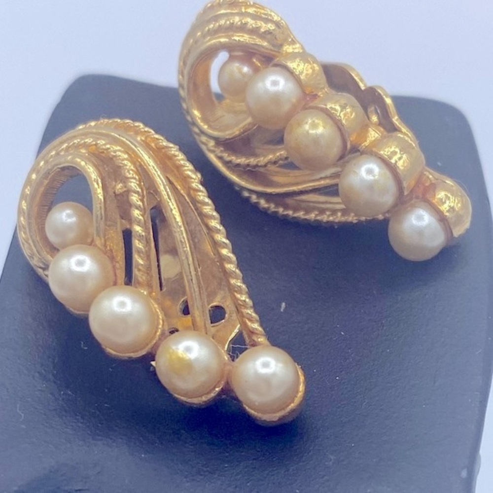 Vintage Lisner Textured Gold Tone And Faux Pear Floral Clip On Earrings